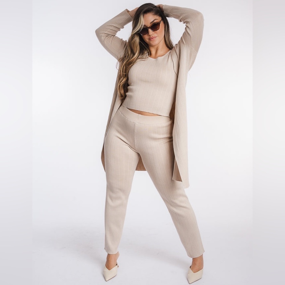 Silk & Salt 3-Piece Ribbed Lounge Set – Beige – Size XXL
Cardigan + Tank + Pants